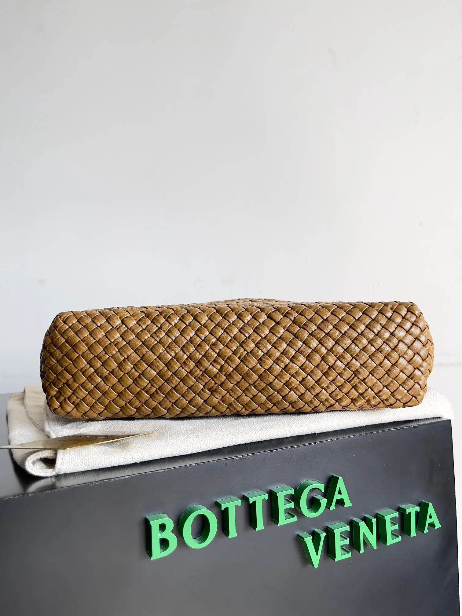 Batch 5760 BV collectible small woven handbags are really YYDS!! Bottega Veneta’s most classic small woven handbags are back! ! We use the highest quality leather with the highest craftsmanship❤️ to create the most expensive works. We have created the original Intrecciato leather weaving process❤️ This unique traditional exclusive leather weaving method has not only become our logo but also reflects the time-consuming and labor-intensive craftsmanship of our products❤️ The new TOSCA handbag must be a selection worth collecting🆕 Style number: 716974 Size: 27*9*18cm